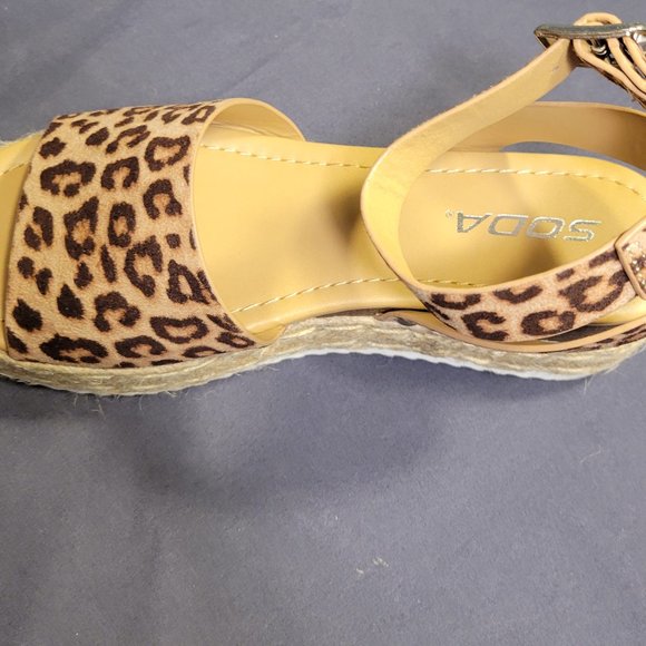 SODA WOMENS CHEETAH PATTERN SANDLES - SIZE 6 NEW WITH BOX - Picture 11 of 12